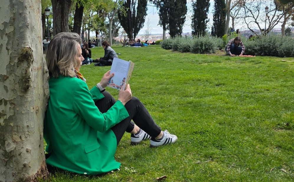 Alejandra leyendo Los Cubimáticos